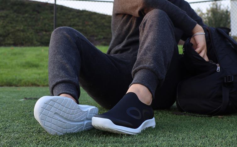 White Black 6882D147 Men\'s OOmg Sport Low Shoe OOFOS